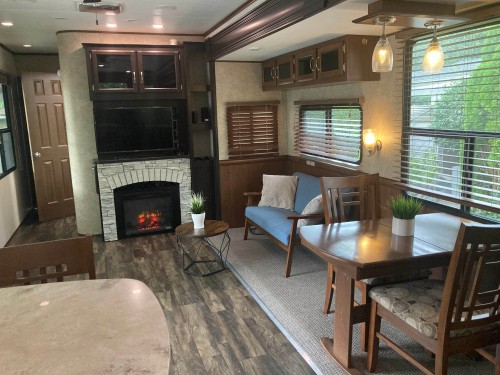 247 Tomahawk Avenue, West Vancouver, BC 