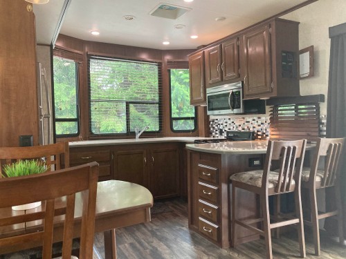 247 Tomahawk Avenue, West Vancouver, BC 