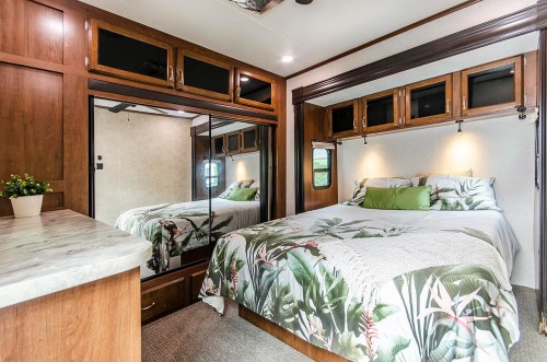 247 Tomahawk Avenue, West Vancouver, BC 