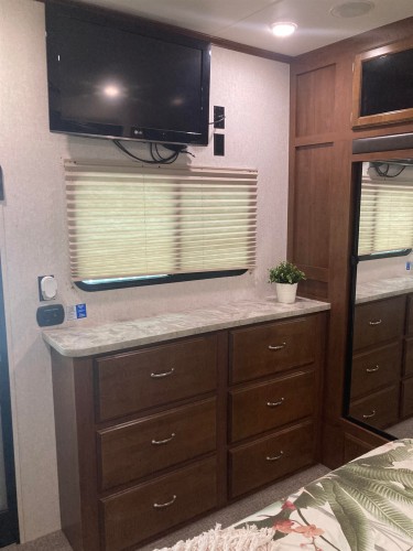 247 Tomahawk Avenue, West Vancouver, BC 