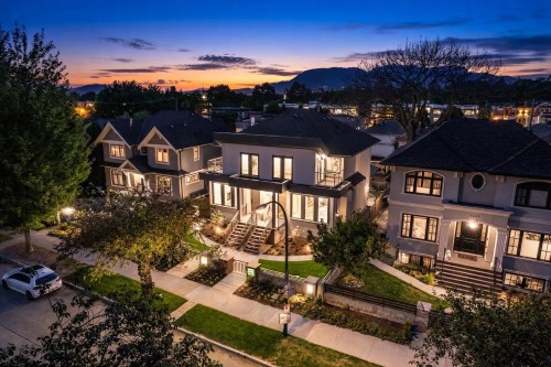 2455 10Th Avenue W, Vancouver, BC 