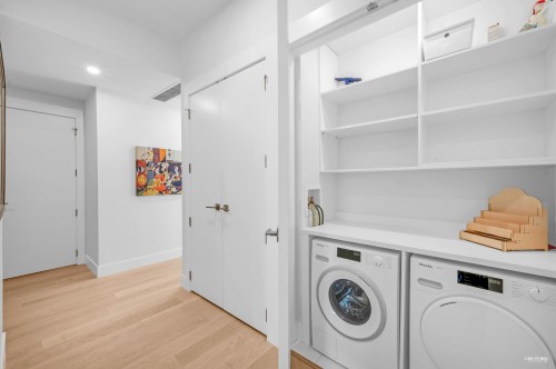 203-6697 Nelson Avenue, West Vancouver, BC 