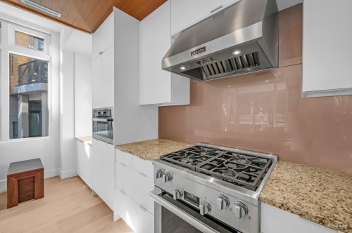 203-6697 Nelson Avenue, West Vancouver, BC 