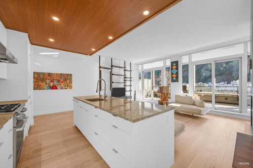 203-6697 Nelson Avenue, West Vancouver, BC 