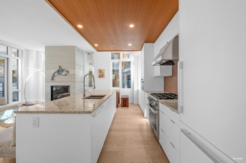 203-6697 Nelson Avenue, West Vancouver, BC 