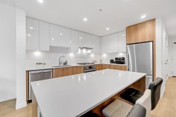303-715 15 Street W North Vancouver, BC V7M 1T2