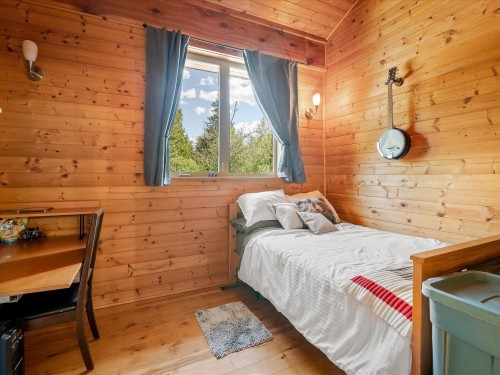 1470 Fraser Road, Pemberton, BC - Indoor Photo Showing Bedroom