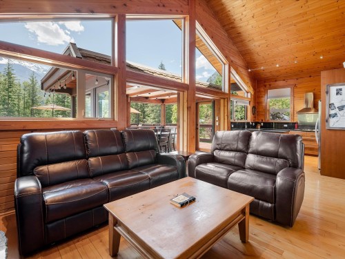 1470 Fraser Road, Pemberton, BC - Indoor Photo Showing Living Room