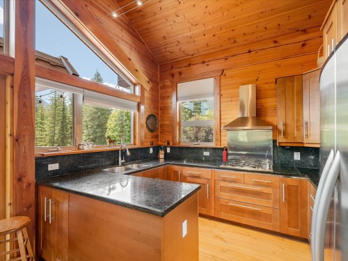 1470 Fraser Road, Pemberton, BC - Indoor Photo Showing Kitchen