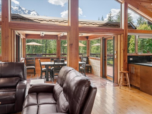 1470 Fraser Road, Pemberton, BC - Indoor Photo Showing Living Room