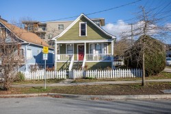 166 10th Street E North Vancouver, BC V7L 2C8