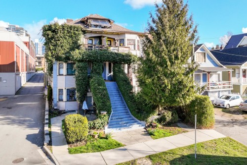 160 10th Street E North Vancouver, BC V7L 2C8