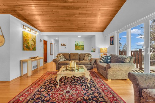 5325 Marine Drive, West Vancouver, BC 