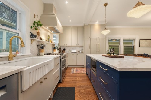 170 10Th Avenue W, Vancouver, BC 