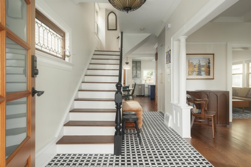 170 10Th Avenue W, Vancouver, BC 