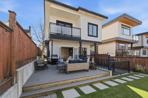 212 18Th Street E, North Vancouver, BC 