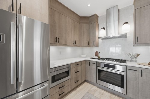 212 18Th Street E, North Vancouver, BC 