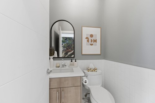 212 18Th Street E, North Vancouver, BC 