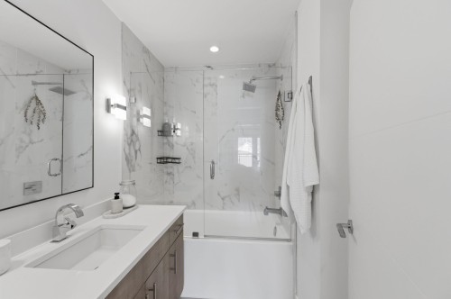 212 18Th Street E, North Vancouver, BC 