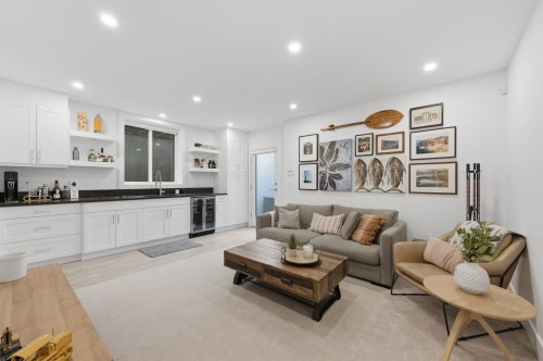 212 18Th Street E, North Vancouver, BC 