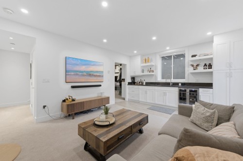 212 18Th Street E, North Vancouver, BC 