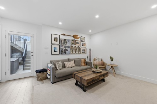 212 18Th Street E, North Vancouver, BC 