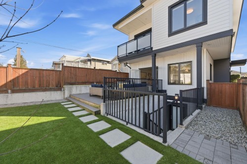 212 18Th Street E, North Vancouver, BC 