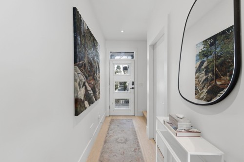 212 18Th Street E, North Vancouver, BC 