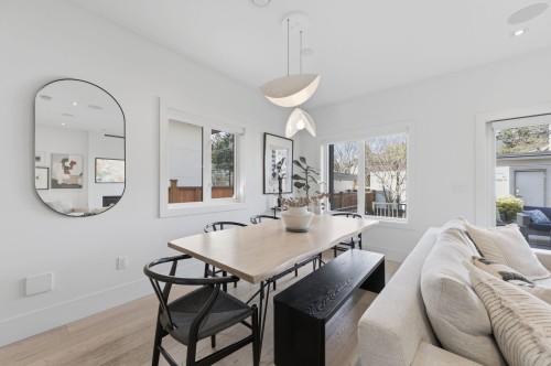 212 18Th Street E, North Vancouver, BC 