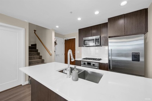 Th16-8677 Capstan Way, Richmond, BC 