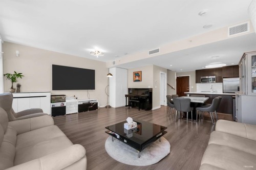 Th16-8677 Capstan Way, Richmond, BC 