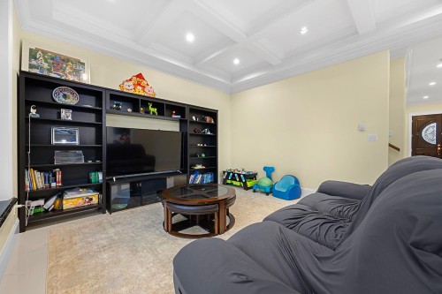 6830 Vivian Street, Vancouver, BC 