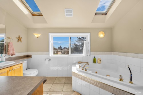 7758 15Th Avenue, Burnaby, BC 