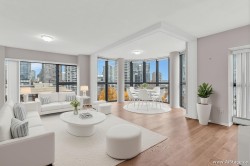 905-238 Alvin Narod Mews  Vancouver, BC V6B 5Z3