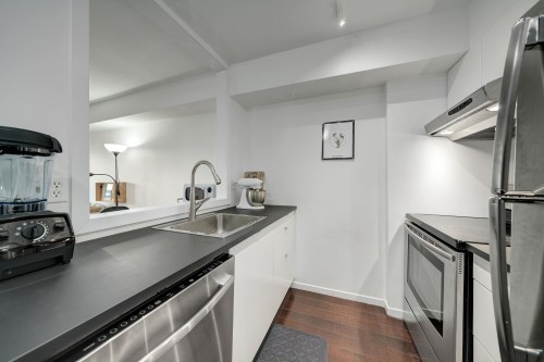 210-1099 Broadway E, Vancouver, BC 