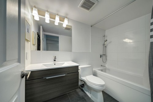 210-1099 Broadway E, Vancouver, BC 