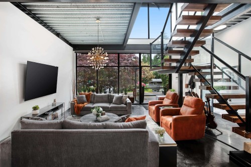 1777 Deep Cove Road, North Vancouver, BC 