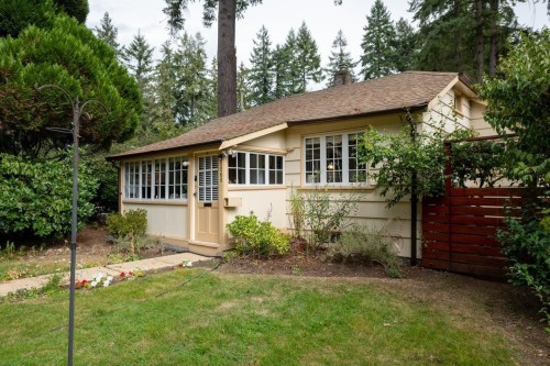 2268 Edgemont Boulevard, North Vancouver, BC 