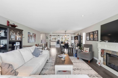 20402 Walnut Crescent, Maple Ridge, BC 