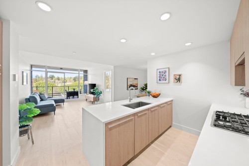 404-1210 27th Street E North Vancouver, BC V7J 0C5