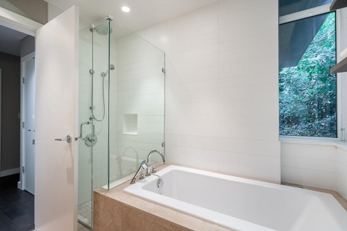 101-988 Keith Road, West Vancouver, BC 