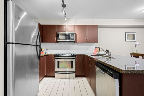 209-7337 Macpherson Avenue, Burnaby, BC 