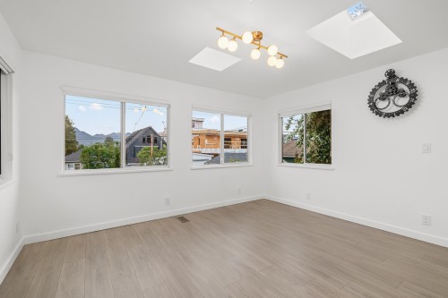 2641 5Th Avenue E, Vancouver, BC 