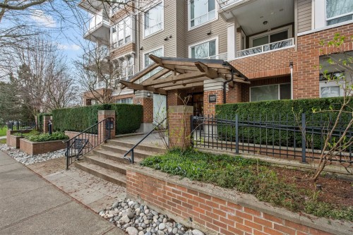 411-3551 Foster Avenue  Vancouver, BC V5R 0A1