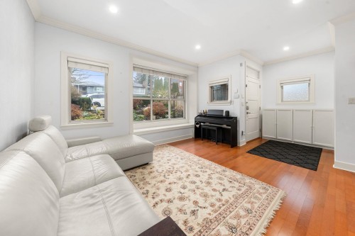 341 8Th Street E, North Vancouver, BC 