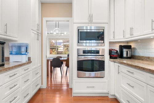 341 8Th Street E, North Vancouver, BC 