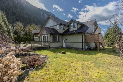 1003 Ash Place, Squamish, BC 