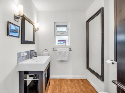 351 Beachview Drive, North Vancouver, BC 