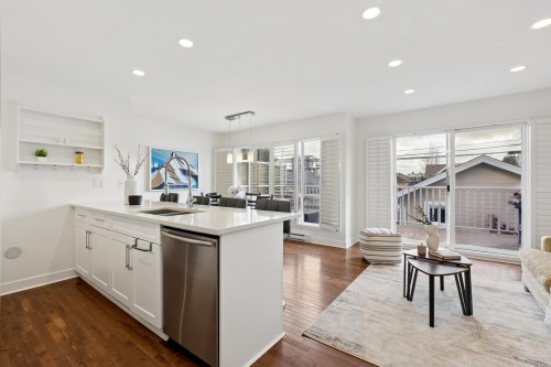 205 18Th Street E, North Vancouver, BC 