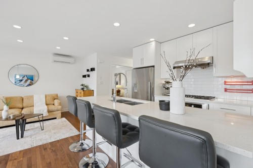 205 18Th Street E, North Vancouver, BC 